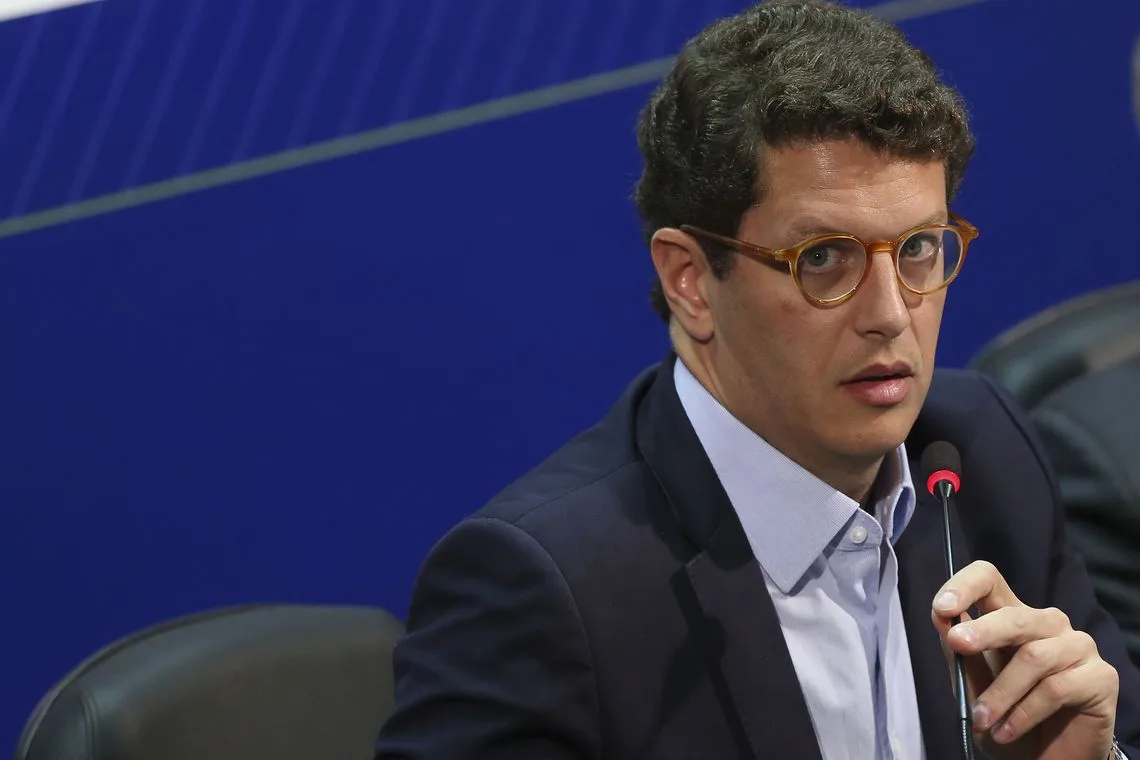 O Ministro do Meio Ambiente, Ricardo Salles, fala à imprensa, após reunião com os integrantes do Centro de Operações