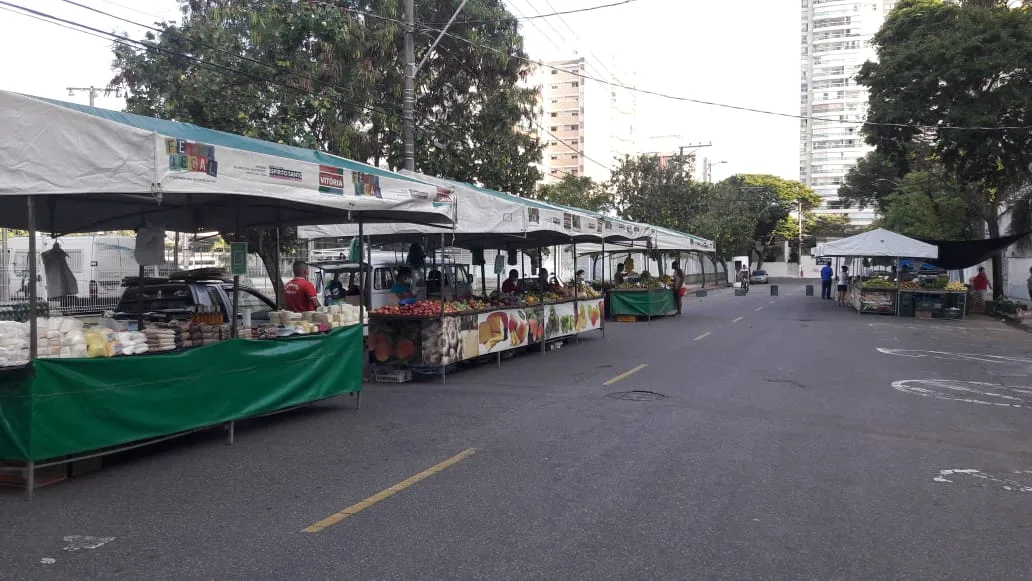 Feiras livres estão permitidas, mas há poucas barracas disponíveis em Vitória