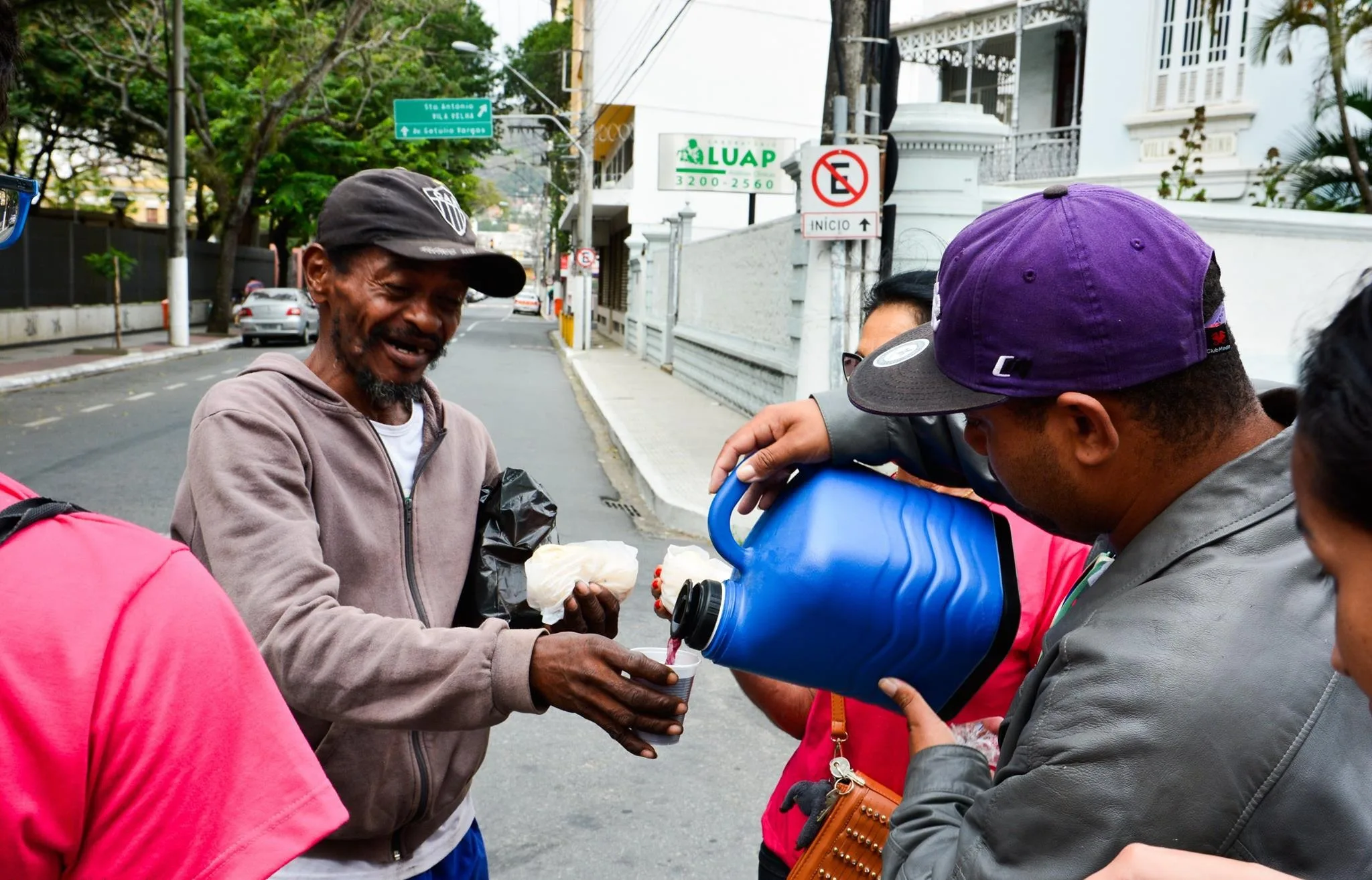 Grupo Ajude o Próximo promove ações para alimentar moradores de rua em Vitória