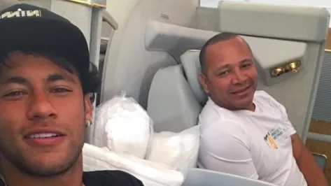 Conhecido como um duro negociador, Neymar pai é quem define destino do craque