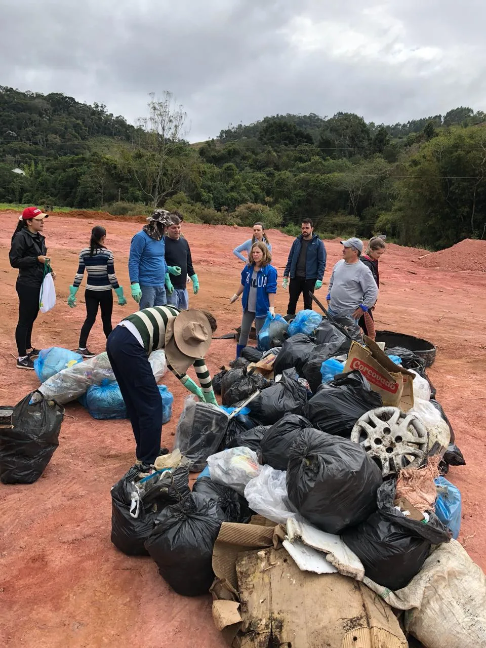 Dia Mundial da Limpeza: DM participa do movimento com coleta de resíduos na Rota do Lagarto