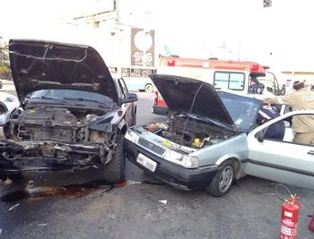 Colisão entre dois veículos na Avenida Carlos Lindenberg deixa uma pessoa ferida