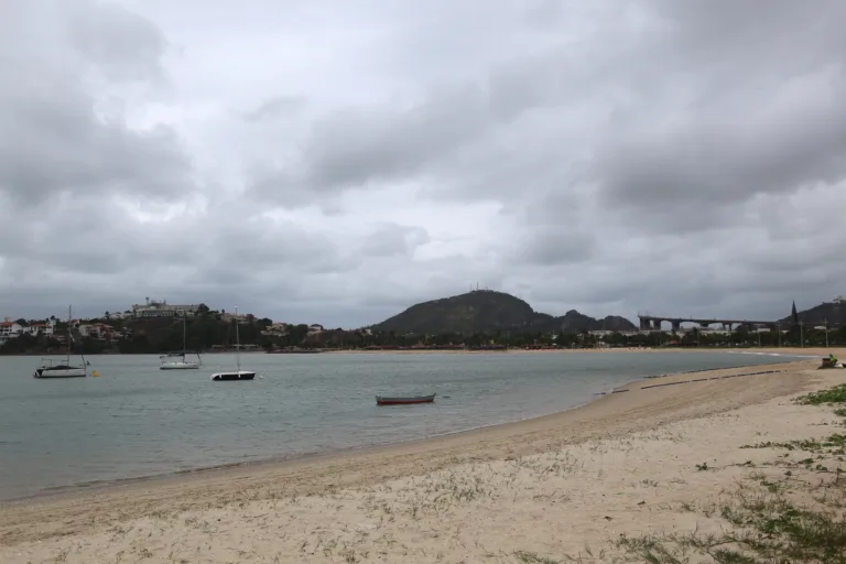 Semana começa com previsão de nuvens e chuvas esparsas no ES