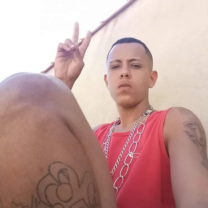 Jovem é morto a tiros em plena luz do dia em Cariacica; amigo conseguiu escapar dos disparos