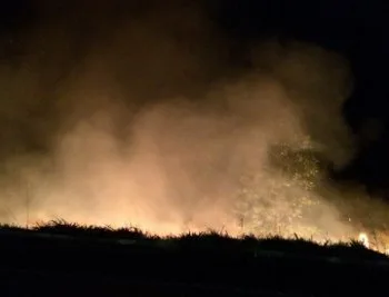 Incêndio atinge vegetação em bairro da Serra