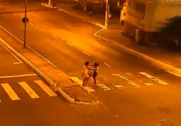 Câmeras de videomonitoramento flagram briga de mulheres no meio da rua na Serra