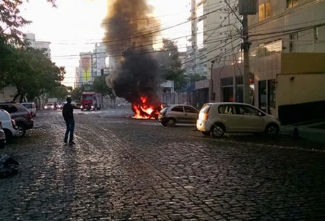 Kit gás explode e carro pega fogo em avenida de Vitória nesta segunda-feira