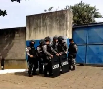 Internos fazem monitora refém e agentes são alvo de pedradas durante rebelião na Unis, em Cariacica