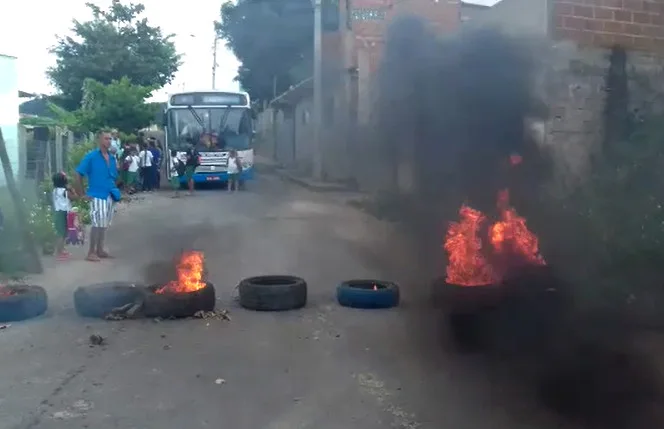 Moradores realizam manifestação em Cariacica