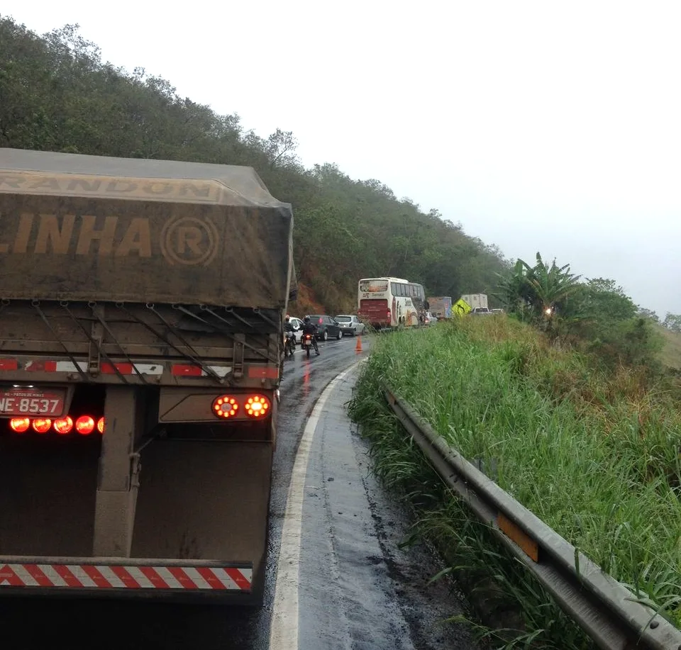 Carreta cai em ribanceira e interdita BR-262 em Domingos Martins