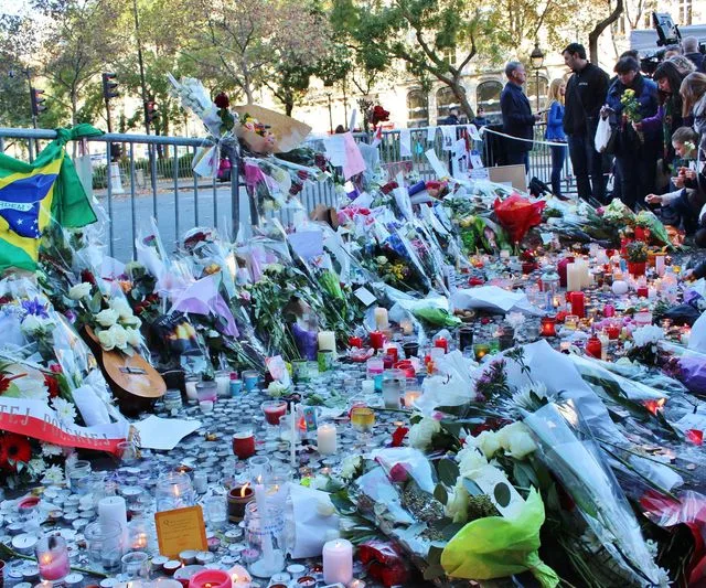 Paris(França) Homenagens as pessoas mortas nos ataques terroristas a capital francesa (Giselle Garcia/Agência Brasil)