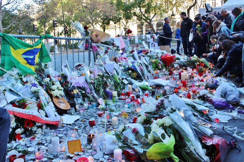 Paris(França) Homenagens as pessoas mortas nos ataques terroristas a capital francesa (Giselle Garcia/Agência Brasil)