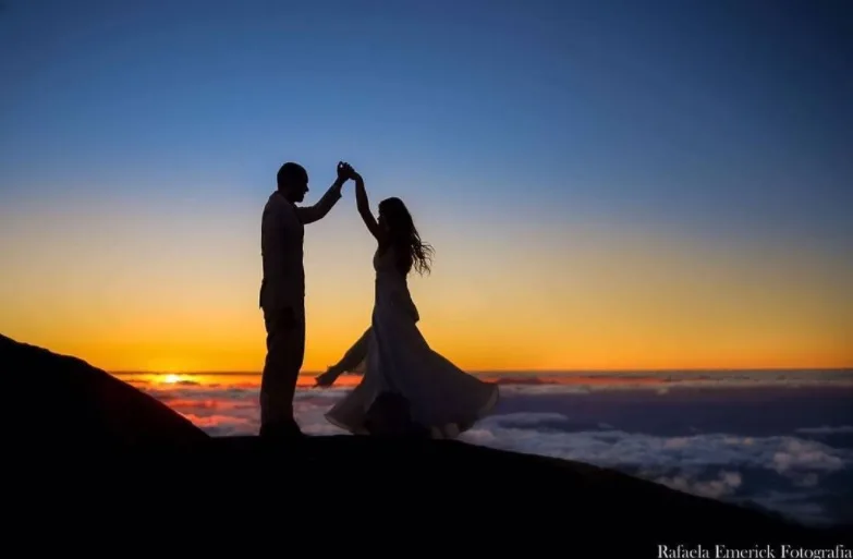 Casal encara temperaturas negativas e faz ensaio fotográfico no Pico da Bandeira