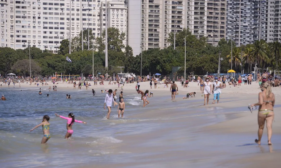 Rio proíbe estacionamento na orla e fecha áreas de lazer; praias seguem abertas