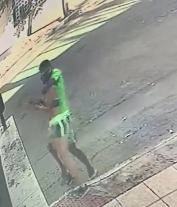 VÍDEO | Mulher entra em luta corporal com criminoso durante assalto em Jardim da Penha