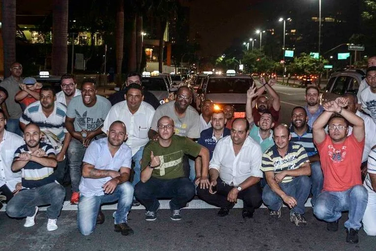 Taxistas fazem greve durante casamento de Fernanda Souza e Thiaguinho