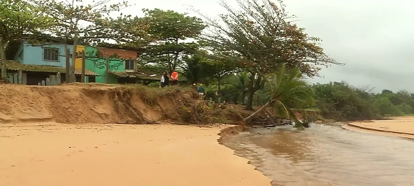 Avanço do mar preocupa moradores da região de Manguinhos