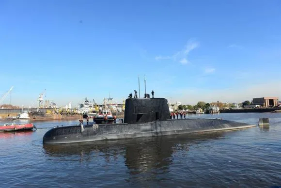 Mancha no oceano é esperança em busca por submarino argentino