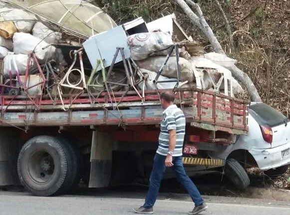 Acidente entre caminhão e veículo de passeio interdita parte de rodovia de Castelo