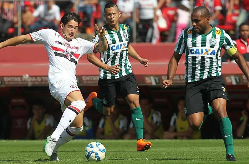 Com recorde de público e boa atuação de Pato, São Paulo derrota o Coritiba