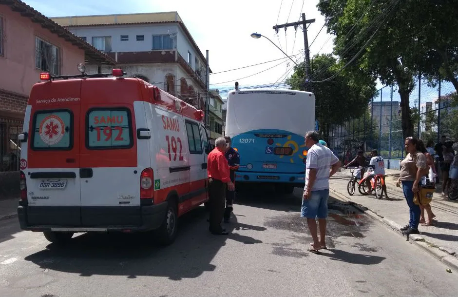 Menino cai de bicicleta e tem a perna esmagada por ônibus em Vila Velha