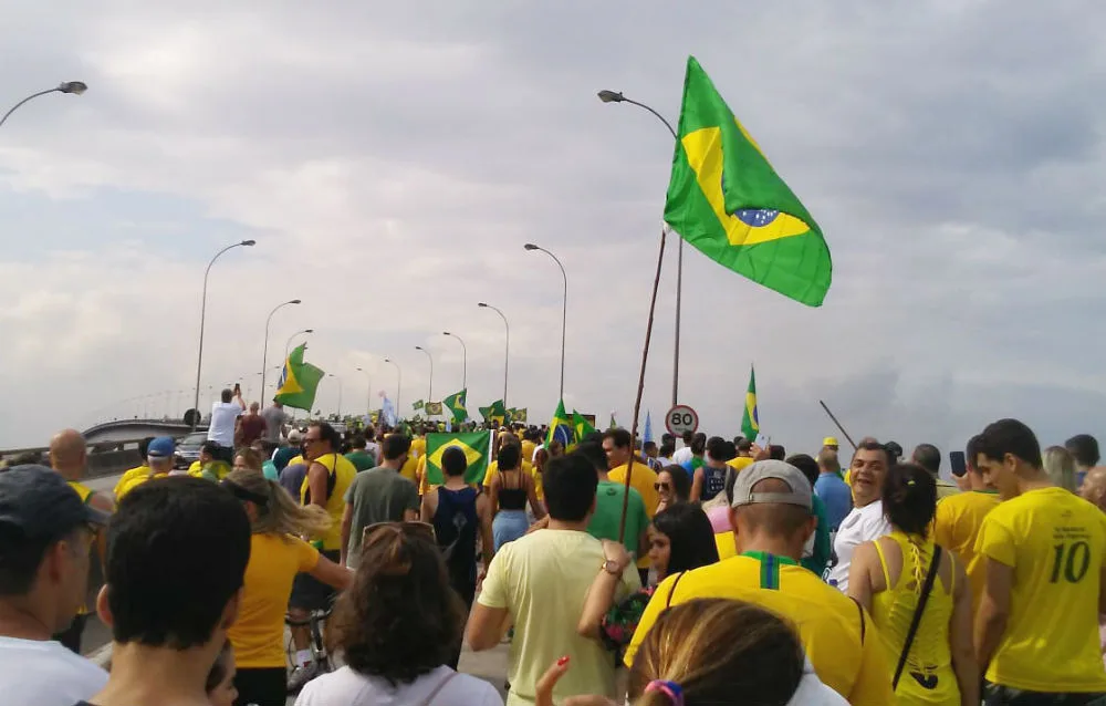 Manifestantes pró-Bolsonaro atravessam Terceira Ponte de Vila Velha para Vitória