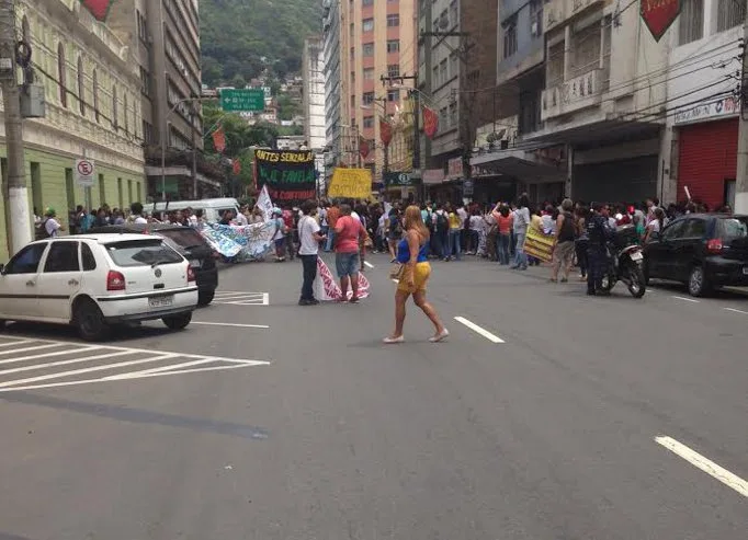 Dia da Consciência Negra: contra o extermínio de jovens, centenas fazem passeata em Vitória