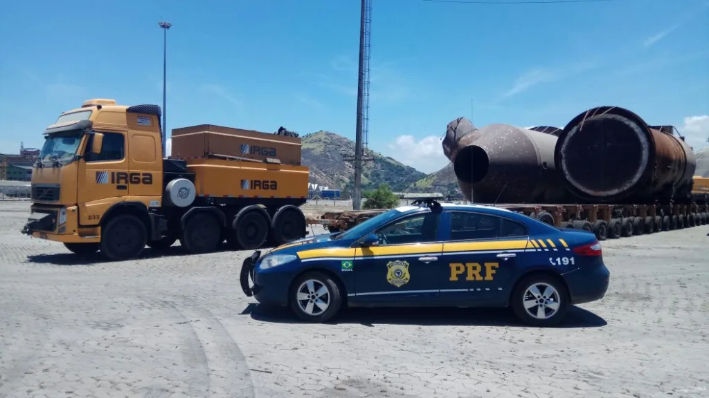 Carreta superdimensionada se envolve em acidente em frente a Rodoviária de Vitória