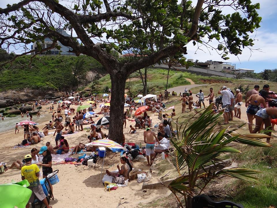 Praia deixa de ser 'secreta': lixo e insegurança tomam conta de novo point em Vila Velha