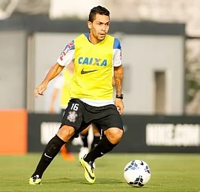 Feliz com estreia no time, meia Petros quer ajudar mais o Corinthians