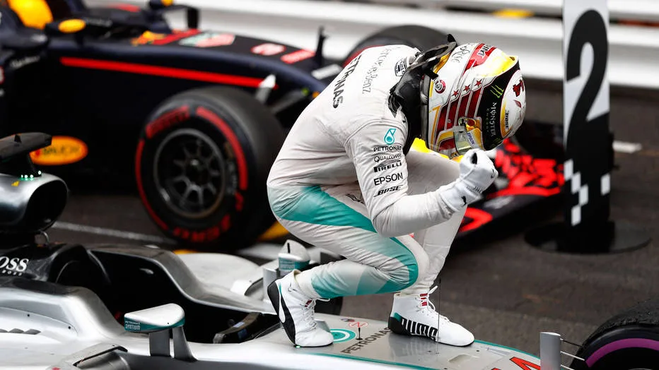 Hamilton mantém Mercedes na frente e larga na pole na Austrália; Massa é o 7º