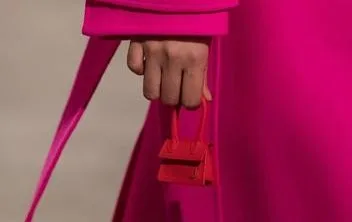 Microbolsa de 7 cm que custa mais de R$ 1.8 mil vira moda