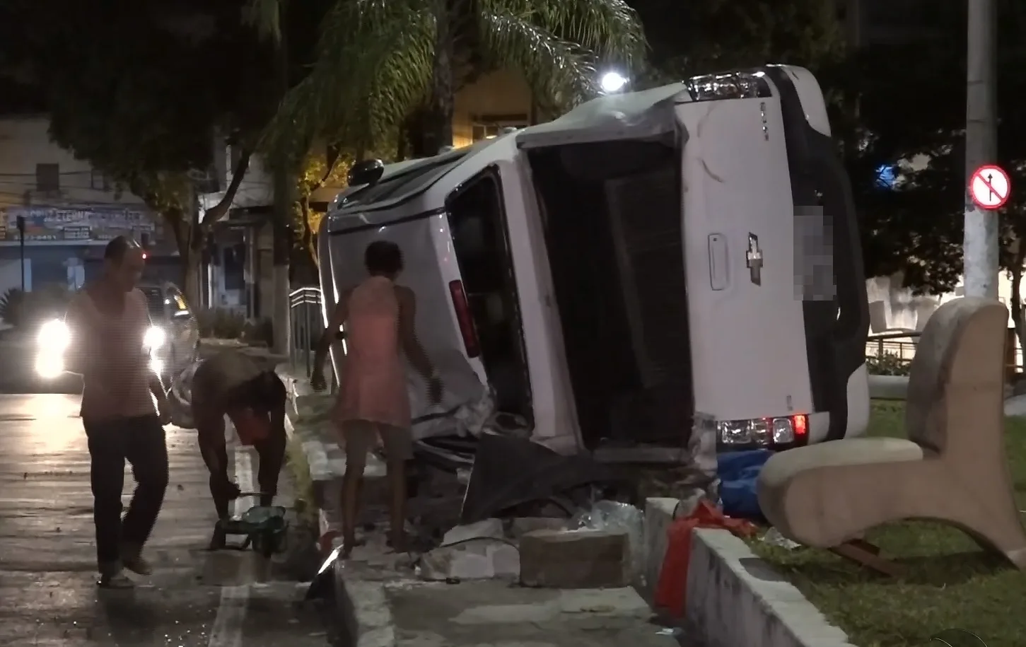 Carro capota na Vila Rubim e condutor confessa ter ingerido bebida alcoólica