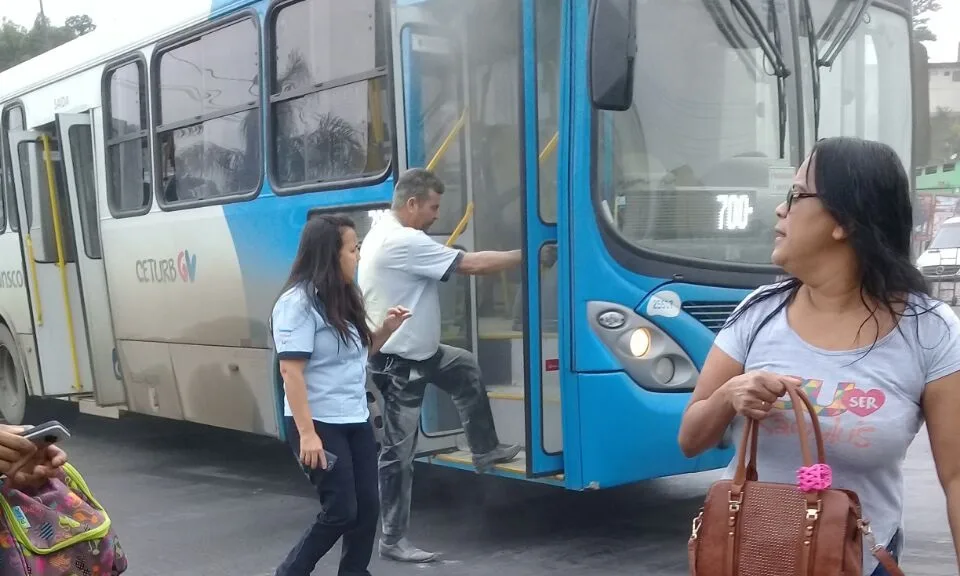 Incêndio em ônibus assusta passageiros em Cariacica: "Todo mundo entrou em pânico"