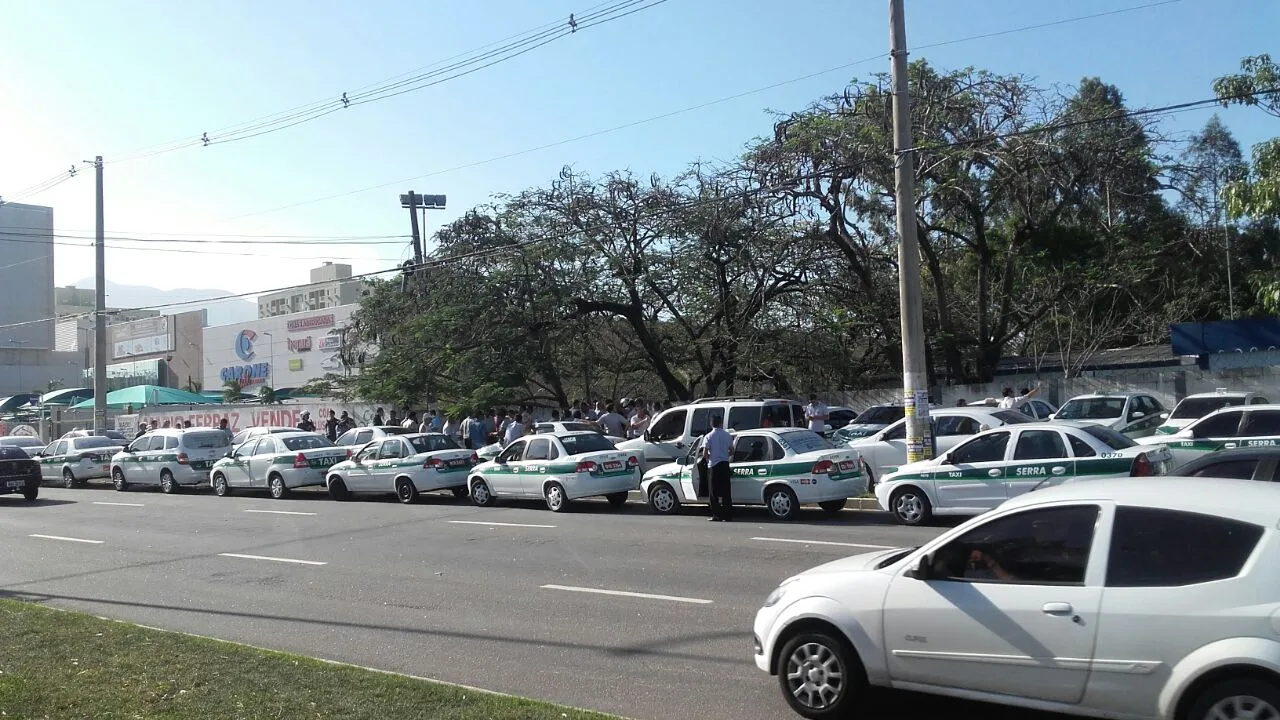 Taxistas fazem carreata em protesto contra morte de colega na Serra