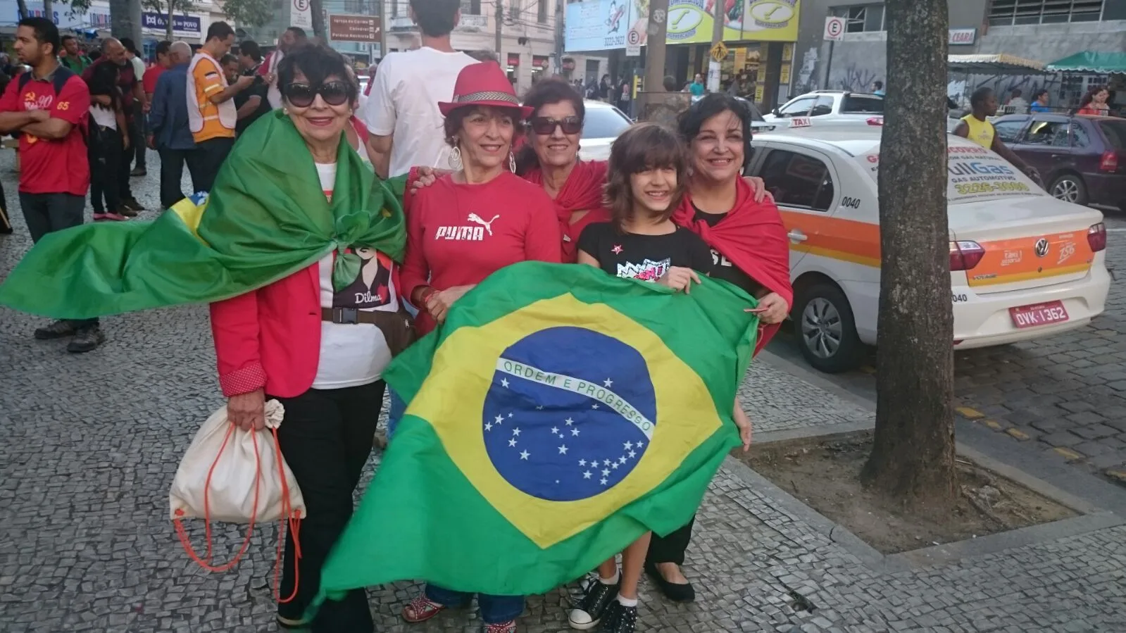 Manifestação em defesa da presidente Dilma reúne 150 pessoas em Vitória