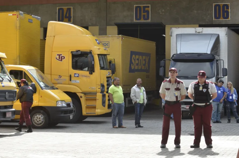 Centro de Tratamento de Encomendas de Benfica. Um dos locais onde trabalhadores dos Correios fazem paralisações, e reivindicam contratações e condições dignas de trabalho (Tânia Rêgo/Agência Brasil)