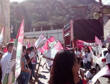 Professores protestam e entram na sede da prefeitura, em Santa Leopoldina