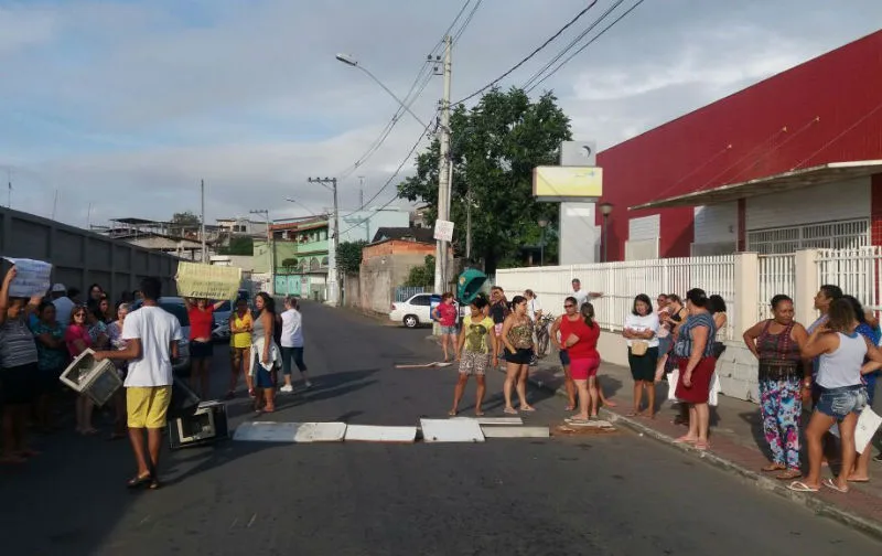 Moradores fecham unidade de saúde na Serra após transferência de profissionais