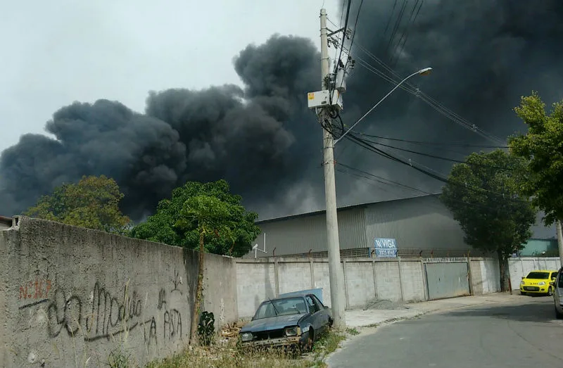 Incêndio em terreno provoca muita fumaça e assusta moradores de Jardim Limoeiro