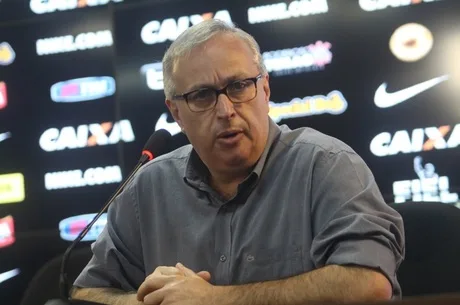 Presidente do Corinthians, ROBERTO DE ANDRADE durante entrevista coletiva apois treino do Corinthians, realizado no C T Joaquim Grava em São Paulo.