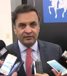 Aécio defende fim da reeleição instituída no governo FHC