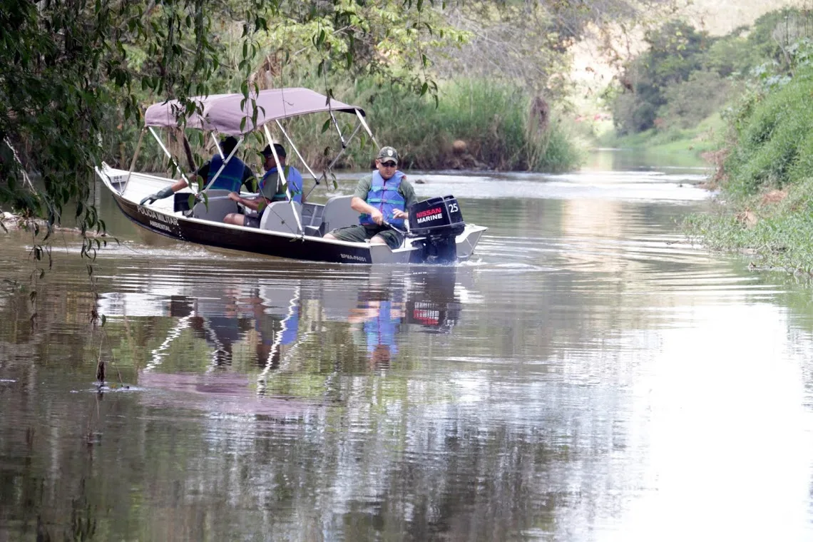 Polícia Ambiental monitora rio após mortandade de peixes em Guaçuí