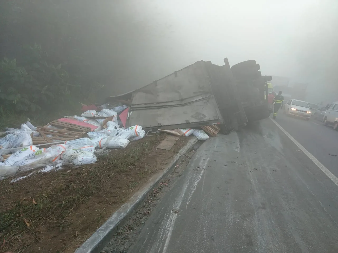 Caminhão tomba na BR-101 e PRF alerta para baixa visibilidade