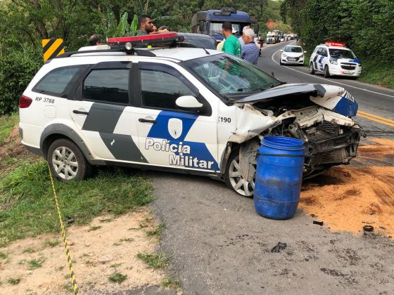 Acidente envolvendo viatura da PM e dois carros deixa feridos em Rio Novo do Sul