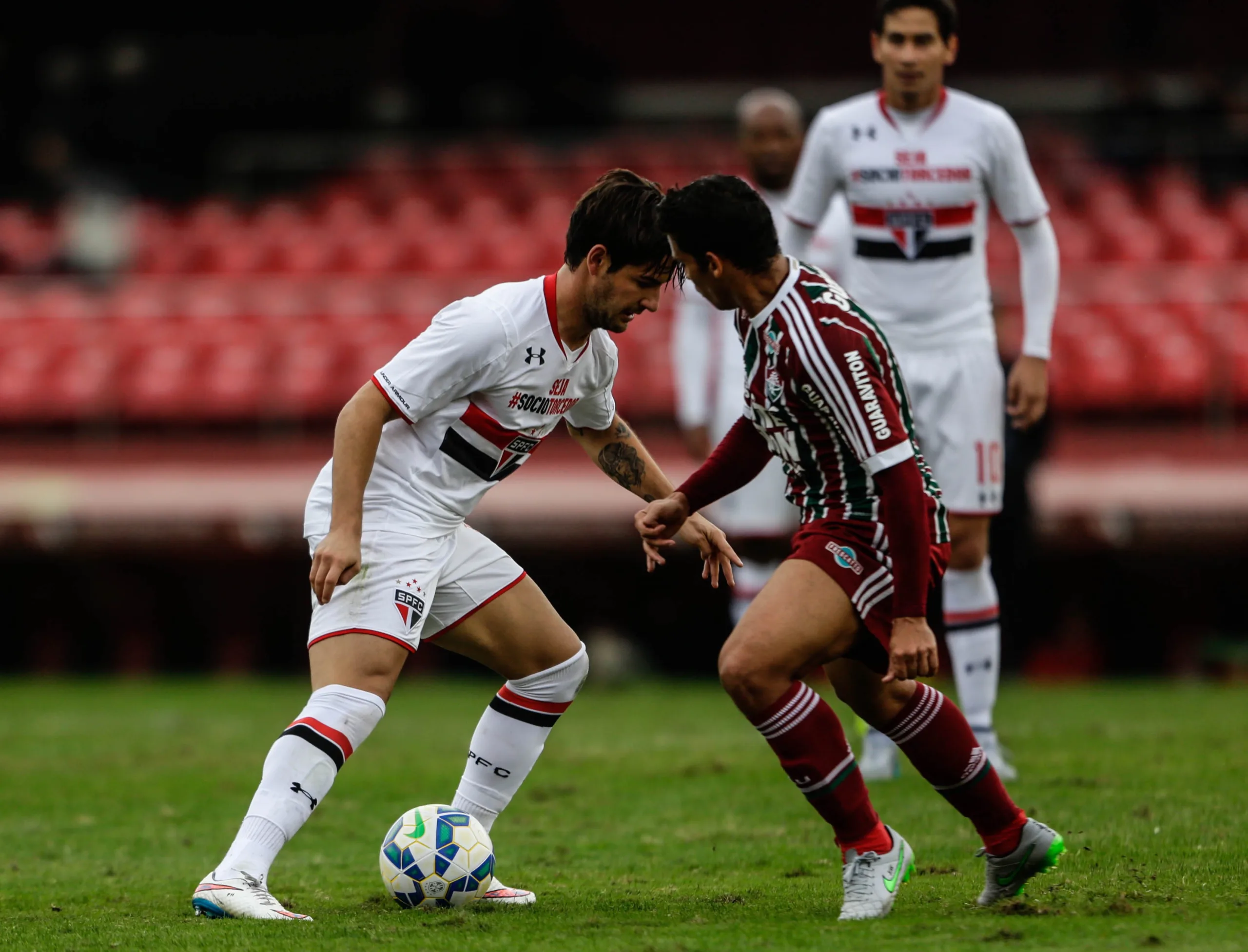 São Paulo pressiona Fluminense, mas não sai do zero e se distancia dos líderes