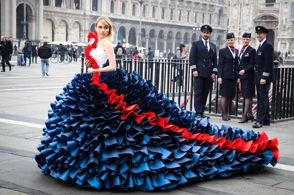 Suki Waterhouse usa vestido espalhafatoso em Semana de Moda de Milão