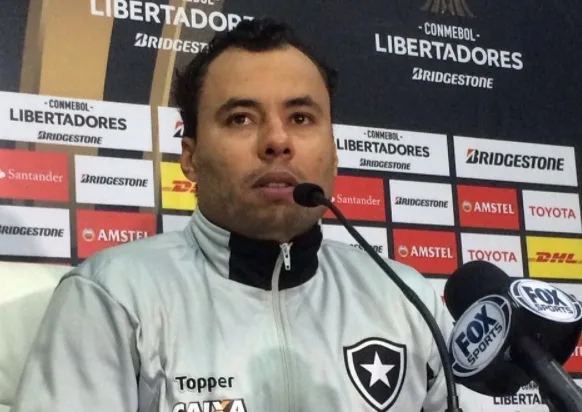 Jair Ventura pede pés no chão com vantagem do Botafogo e elogia João Paulo