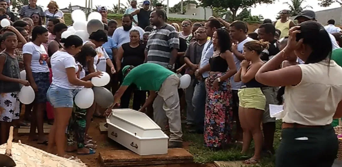 Família leva balões brancos e pede paz em enterro de criança em Guarapari