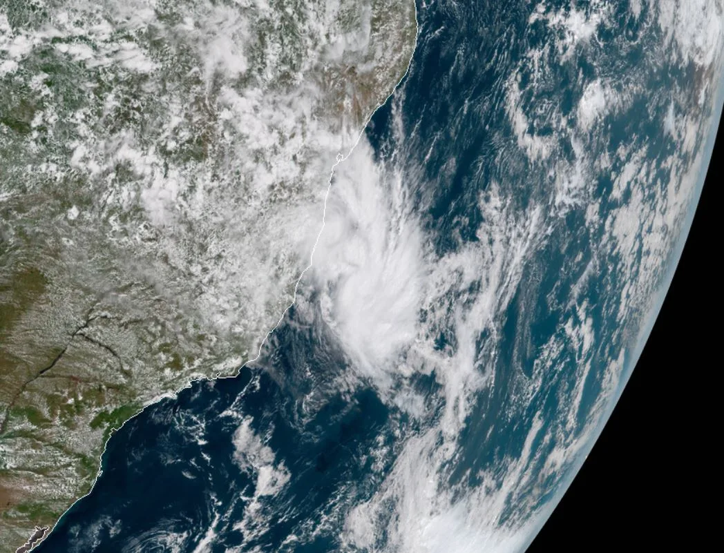 Tempestade Iba está na altura da costa de Linhares, com ventos de até 83 km/h